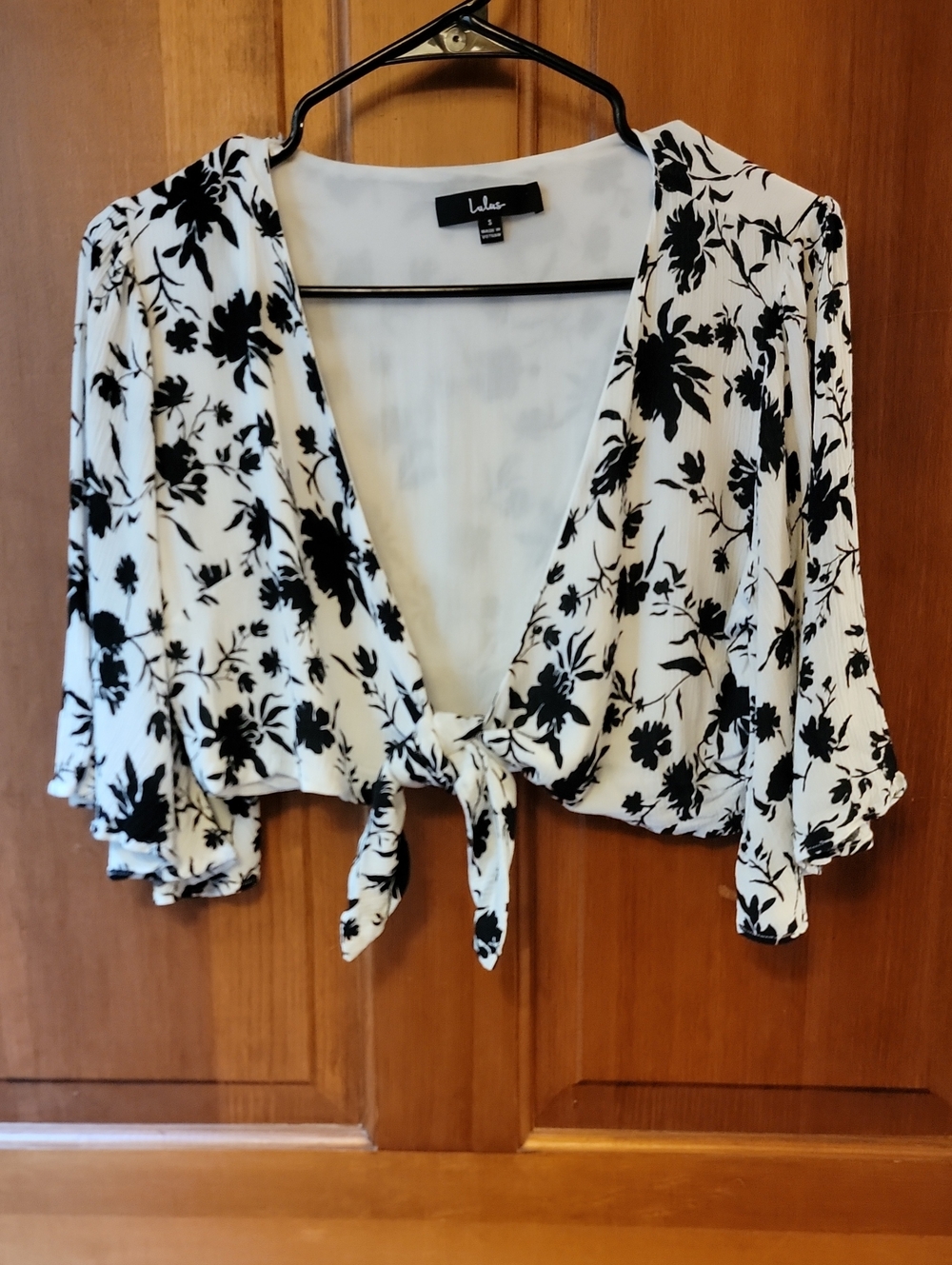 Lulu's Black & White Floral Tie-Front Crop Blouse Small